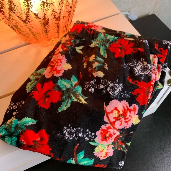 Honey and Lace Floral Leggings - Picture 2 of 2